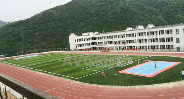 大中學(xué)校運(yùn)動(dòng)場地用人造草坪需要注重什么因素呢？